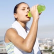 Mujer bebiendo agua de una botella