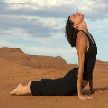 Mujer en postura de yoga