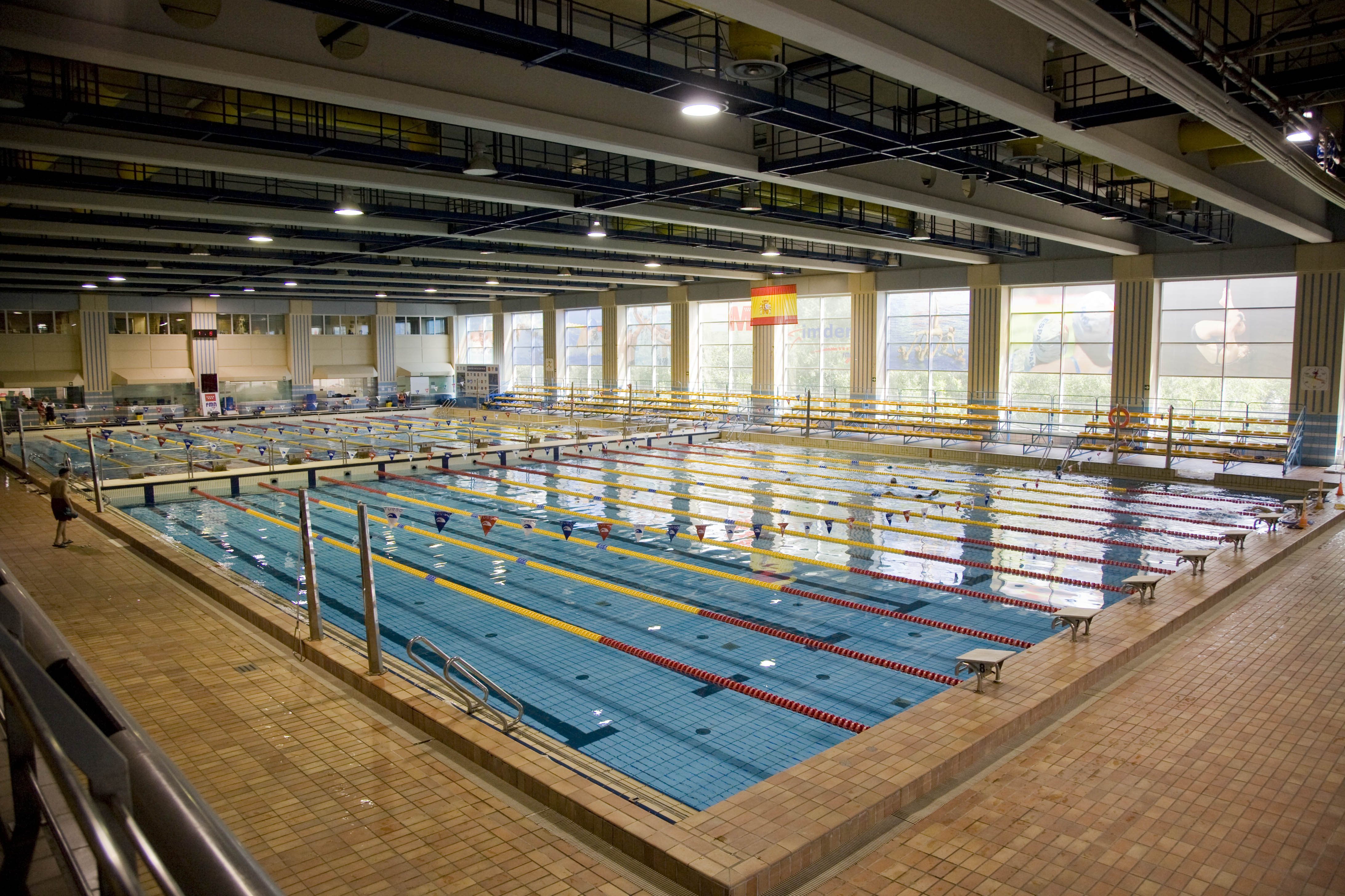 CLASES de natación en la piscina cubierta