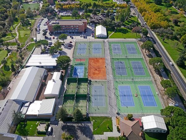 Vista aérea de varias pistas de tenis y pabellones