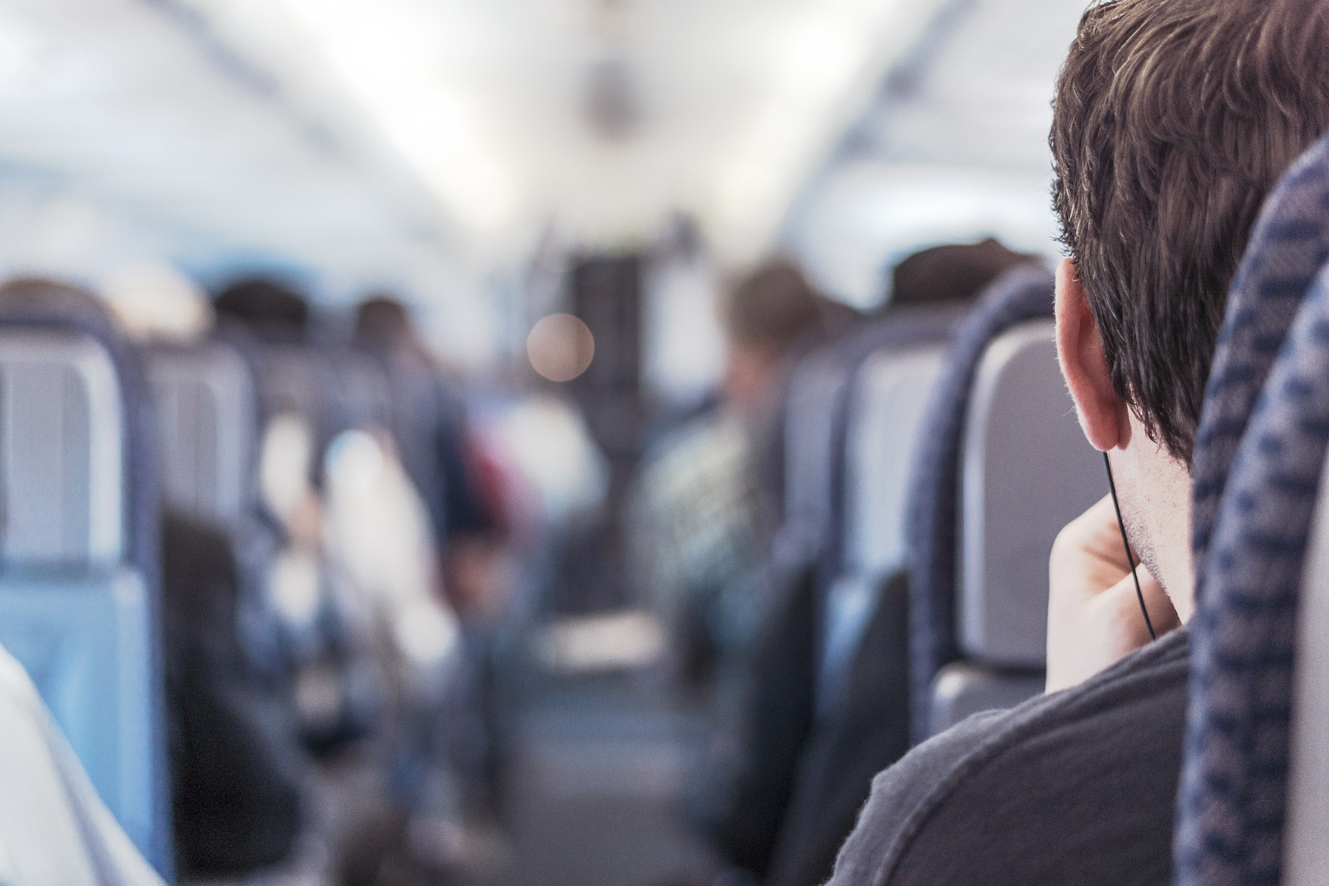 foto de un viajero en el interior de un avión