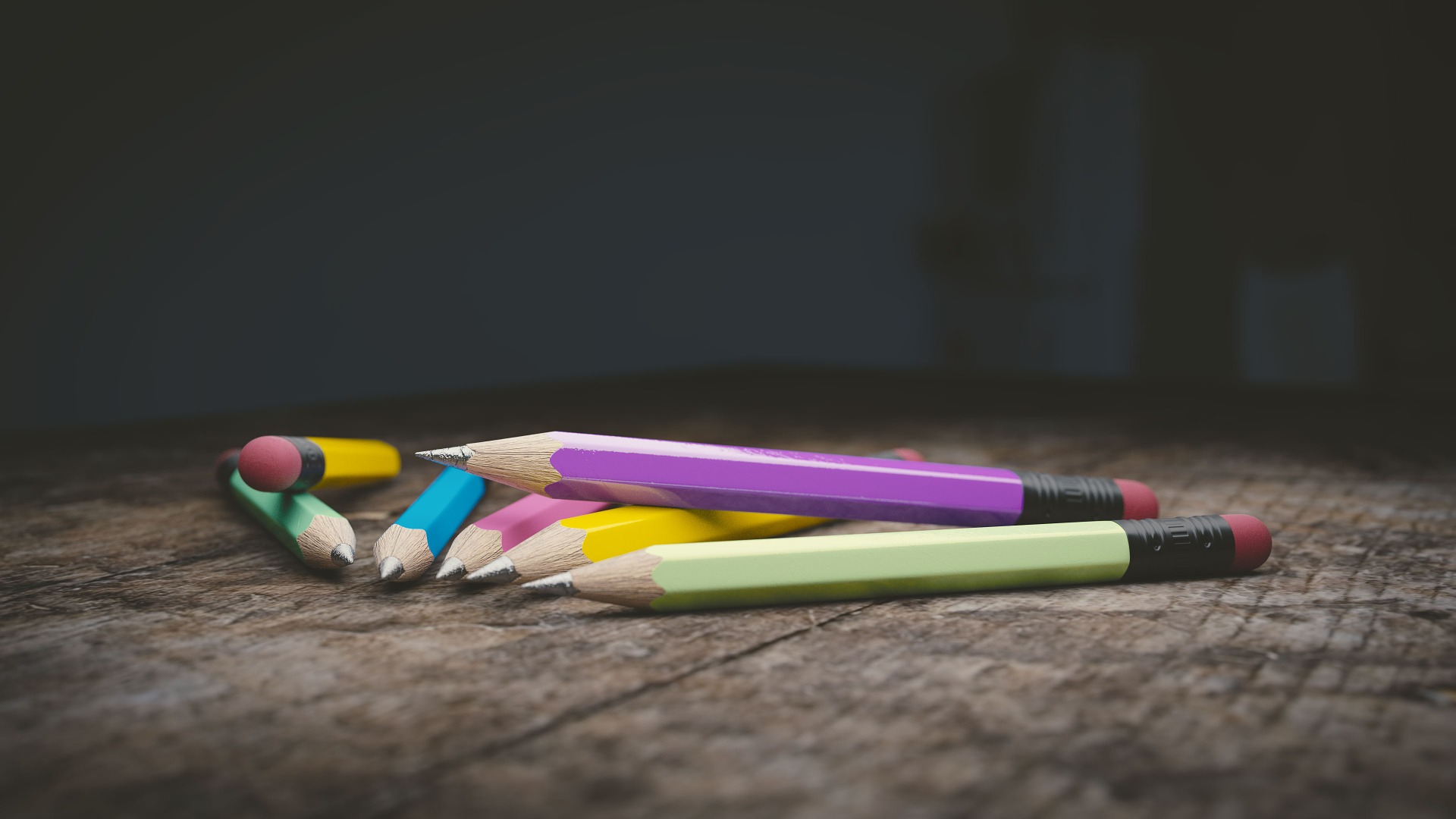 Lápices de colores sobre una mesa