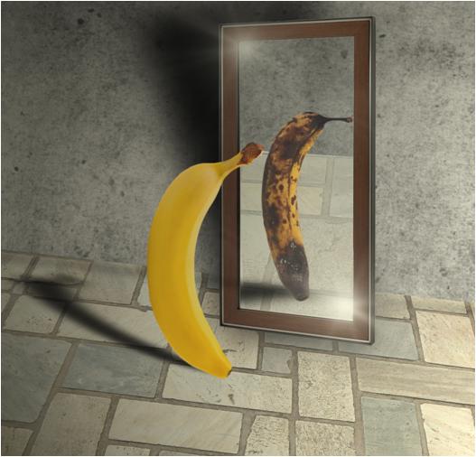 plátano sano cuya imagen en el espejo aparece muy maduro