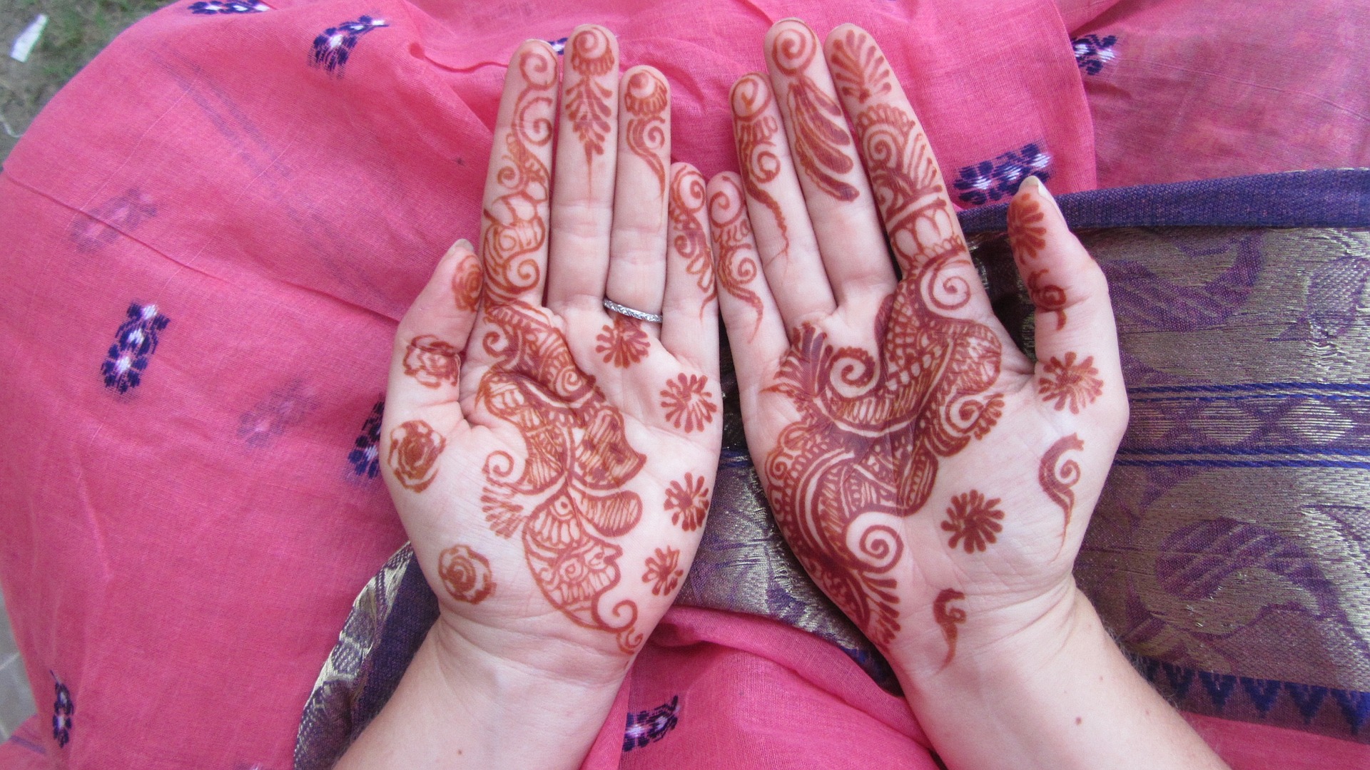 Manos tatuadas con henna