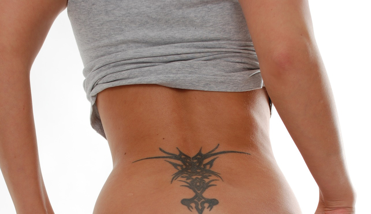Chica con tatuaje en zona lumbar