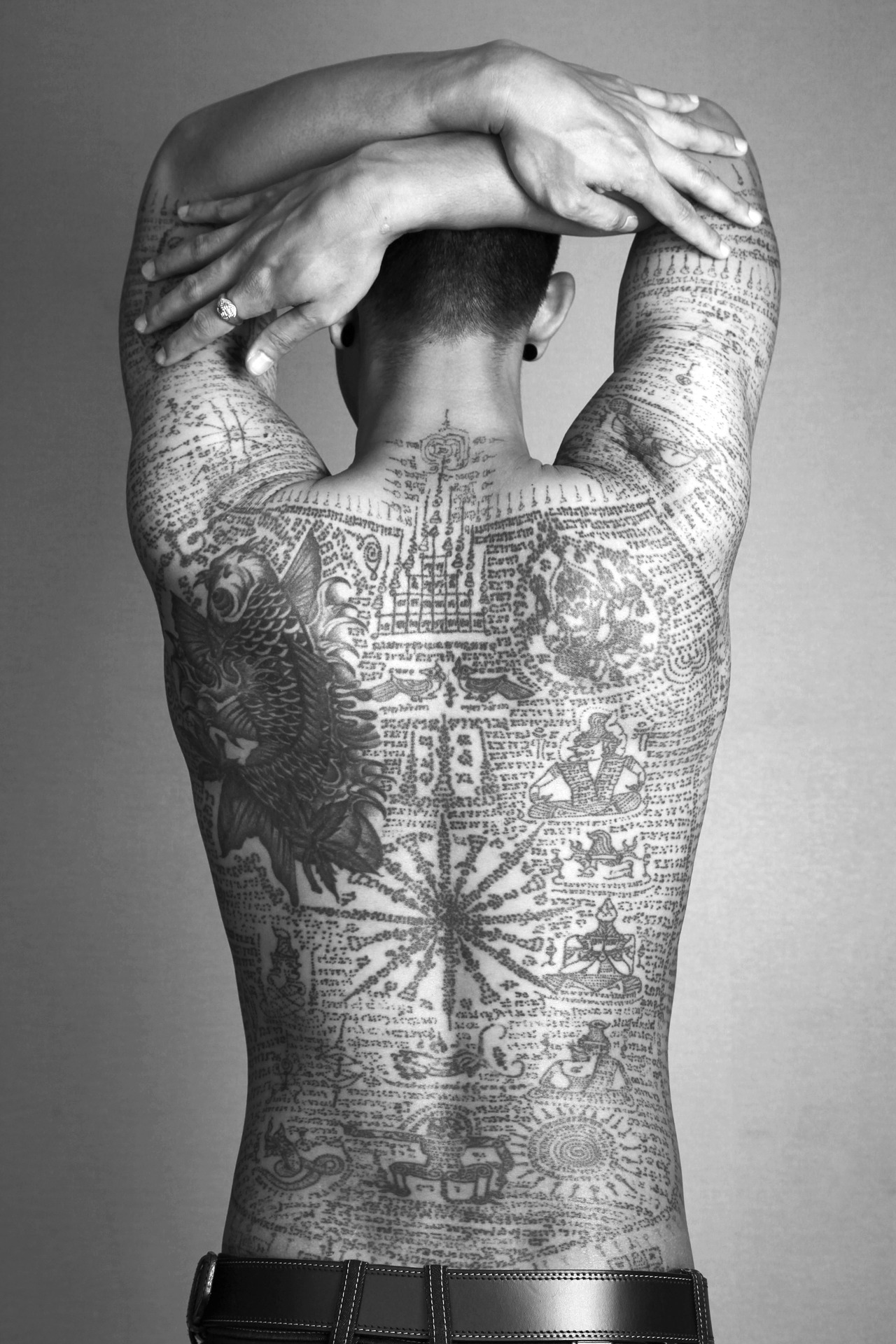 Hombre con espalda tatuada