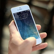 Imagen de una mano sosteniendo un teléfono móvil