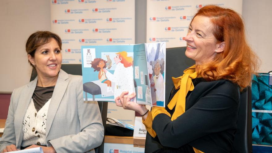 Intervención de la escritora Begoña Oro La escritora lee uno de sus cuentos infantiles