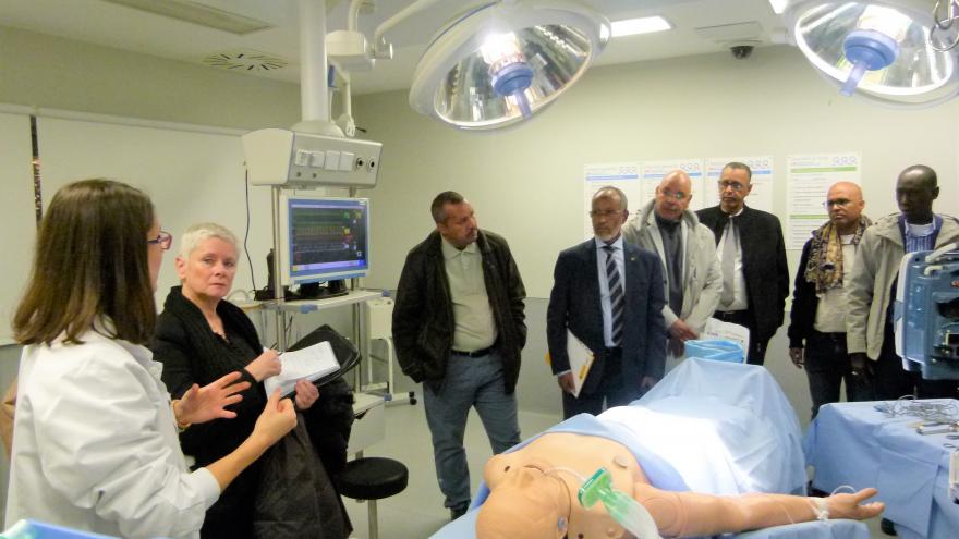 La delegación visitando el Centro de Simulación IDEhA en el Hospital Universitario Fundación Alcorcón