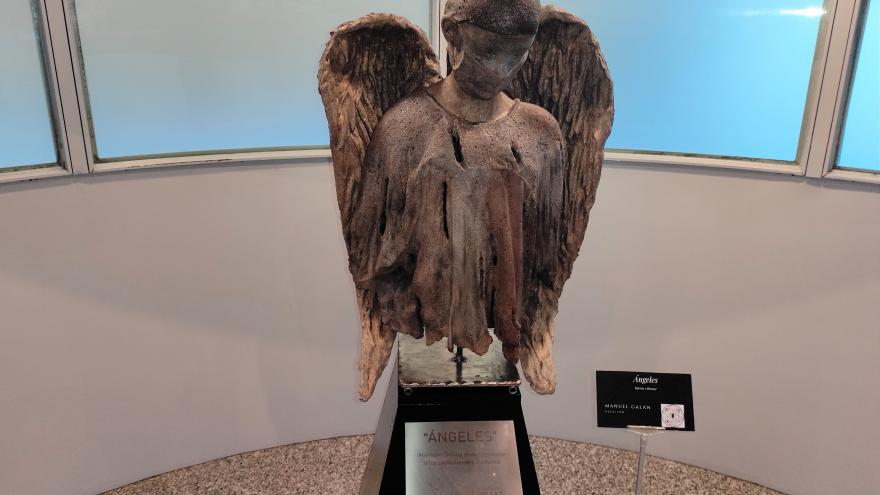 Una escultura representa a un sanitario con alas