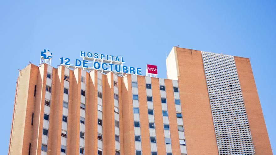 La fachada del Hospital bajo el cielo azul de Madrid