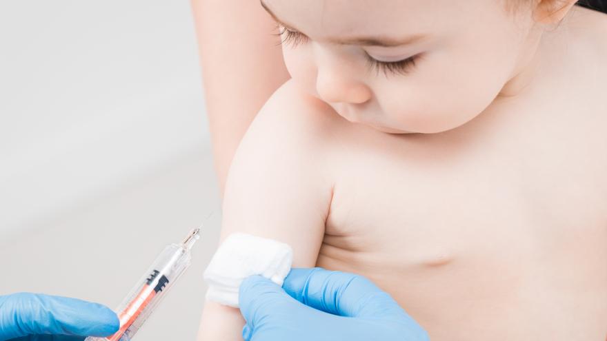 Bebé al que le están poniendo una vacuna