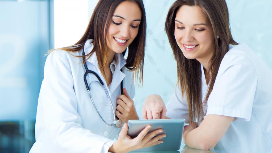 Dos mujeres en un entorno sanitario frente a una pantalla