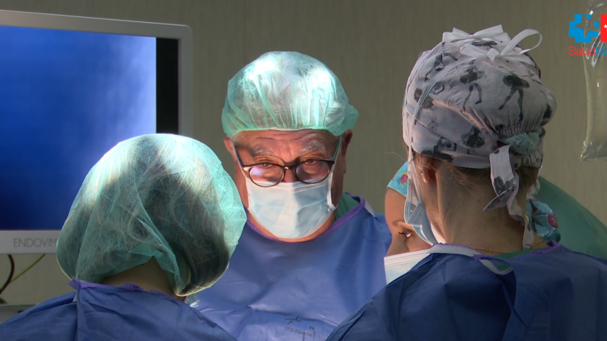 profesionales sanitarios realizando una cirugía bariátrica 