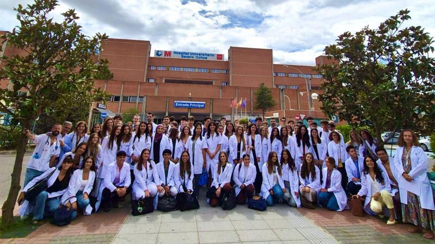 Hospital Universitario Severo Ochoa  | Alumnos de Medicina UAX - Imposición de  Batas Blancas Imposición de batas blancas a alumnos de Medicina de la Universidad Alfonso X el Sabio  en el Hospital Severo Ochoa