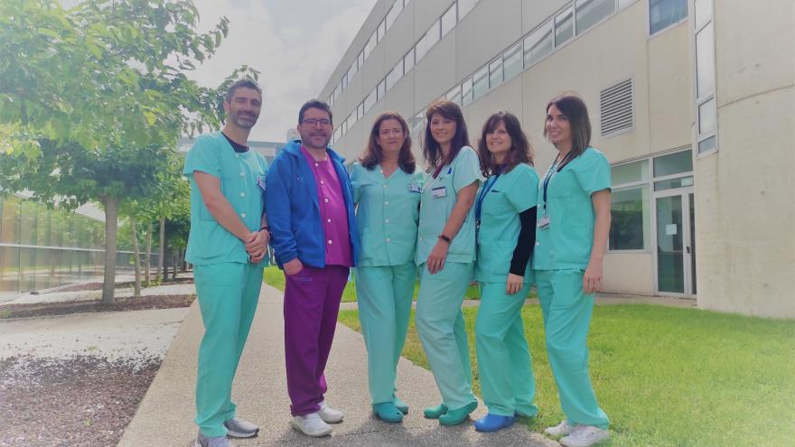 Profesionales de la salud frente a un hospital