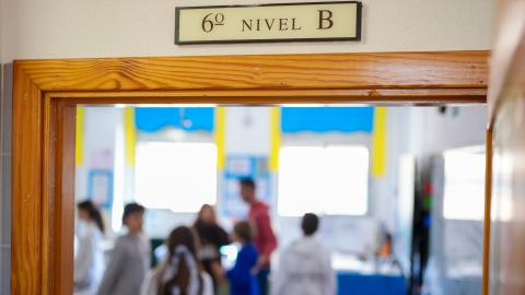 La Comunidad de Madrid reduce su tasa de abandono escolar a su mínimo histórico del 7,5% con la media de España en el 13% Aula de una clase de un colegio de la Comunidad de Madrid