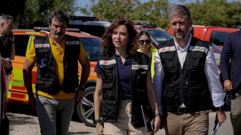Díaz Ayuso: “Es el peor incendio de la historia de la Comunidad de Madrid y nuestra prioridad es salvar vidas” La presidenta Isabel Díaz Ayuso en el Puesto de Mando en Cenicientos