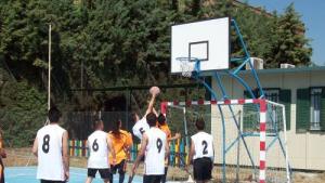 Menores jugando al baloncesto Menores jugando al baloncesto