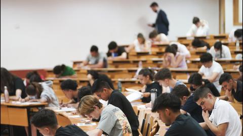 Comunidad de Madrid Región Universitaria Jóvenes en un salón de una universidad madrileña
