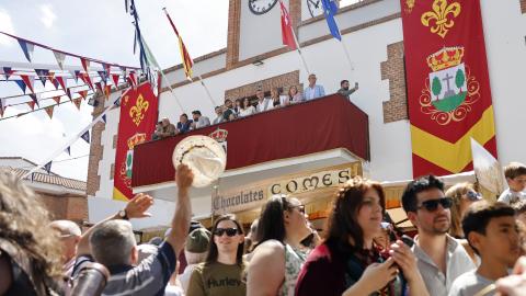 Díaz Ayuso desde el balcón del Ayuntamiento de El Álamo en la Feria Medieval Ayuso en el balcón del Ayuntamiento de El Álamo