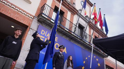 La Comunidad de Madrid conmemora el Día de Europa con un izado de bandera de la Unión Europea en Las Rozas de Madrid La Comunidad de Madrid conmemora el Día de Europa con un izado de bandera de la Unión Europea en Las Rozas de Madrid