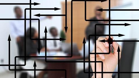Empresas de trabajo temporal Imagen difuminada de personas con múltiples flechas negras en todas direcciones