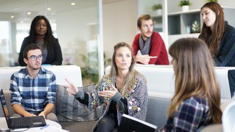 Agencias de Colocación Grupo de personas en una Oficina de Colocación