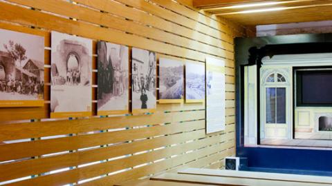 Sala de proyección en el Centro de Interpretación de Nuevo Baztán Panel de madera con imágenes de la historia de Nuevo Baztan