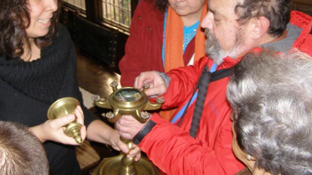 Visitas para personas ciegas en la Casa Museo Lope de Vega Personas invidentes tocando una pieza de la Casa Museo Lope de Vega en una visita incluisiva