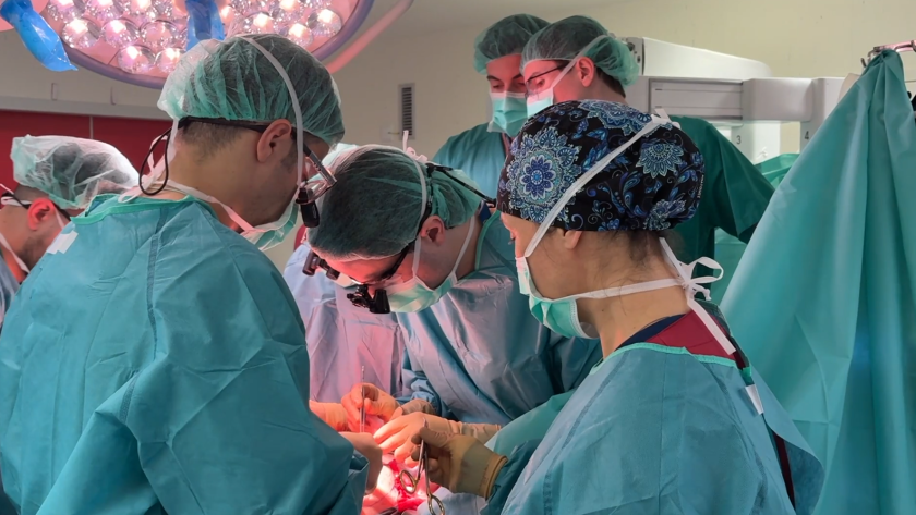 reconstrucción mamaria El Hospital público La Paz realiza la primera reconstrucción mamaria en España con tejido abdominal asistida por robot