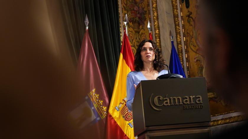 Díaz Ayuso define a los emprendedores como “profesión de riesgo” que se enfrenta a una legislación que solo“ estorba, entorpece y recauda”. La presidenta Isabel Díaz Ayuso en la toma de posesión del del presidente de la Cámara de Comercio de Madrid, Ángel Asensio