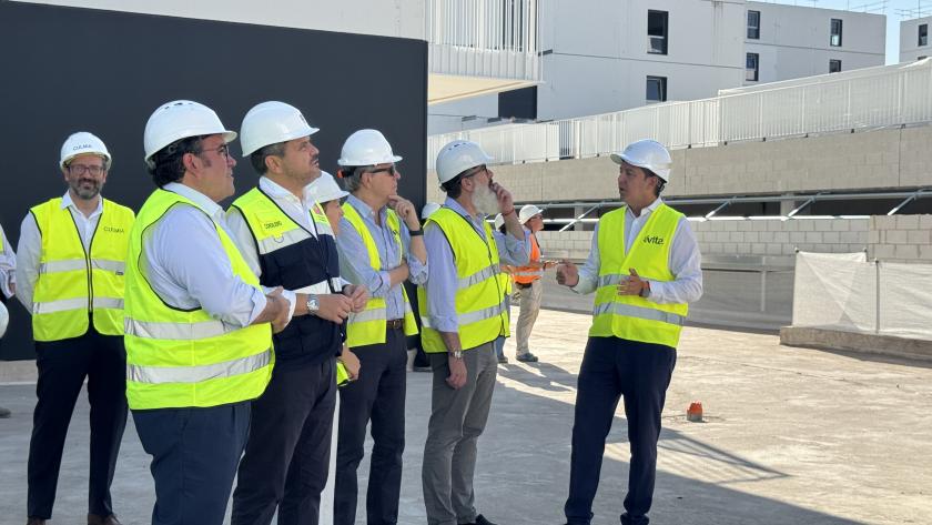 Rodrigo visita la construcción de nuevas viviendas del Plan Vive en Boadilla del Monte El consejero Jorge Rodrigo durante su visita a la construcción del Plan Vive en Boadilla del Monte