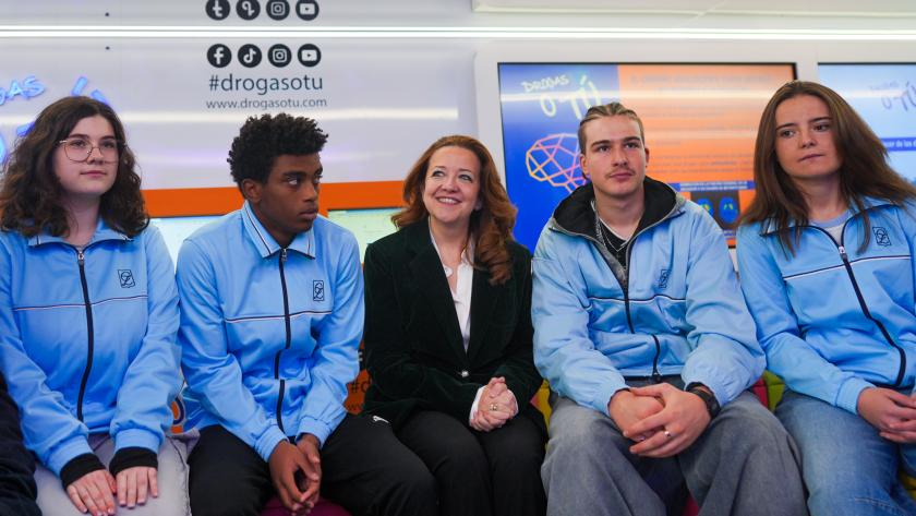 Matute visita el autobús Drogas o tú La consejera Fátima Matute durante su visita al autobús