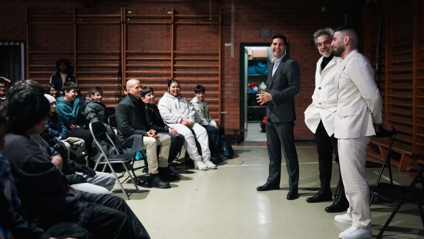 Ilia Topuria continúa impartiendo charlas en los centros educativos madrileños sobre los efectos de las drogas y la lucha contra el acoso escolar Ilia Topuria