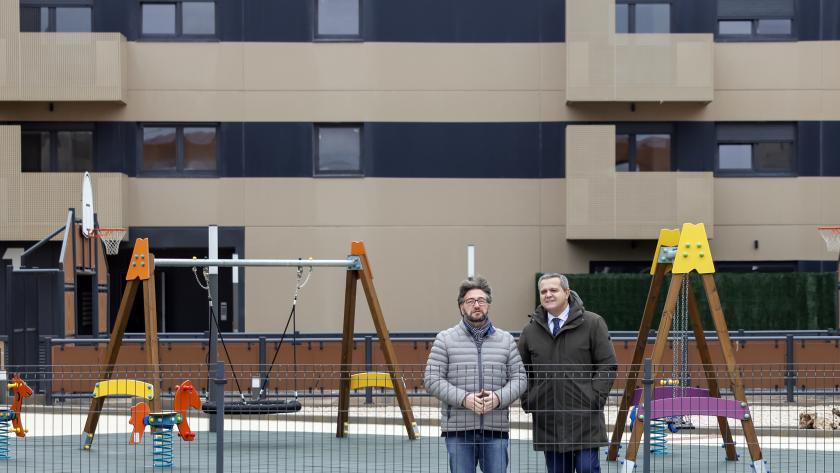 Rodrigo visita en Pinto las obras de una nueva promoción de viviendas del Plan Vive El consejero Jorge Rodrigo durante su visita a las obras