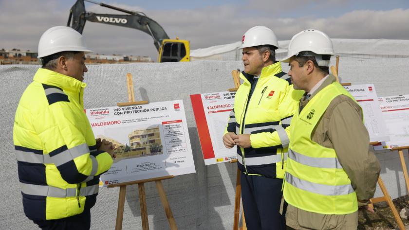 Rodrigo visita en Valdemoro la construcción de 240 inmuebles de la AVS El consejero Jorge Rodrigo durante su visita