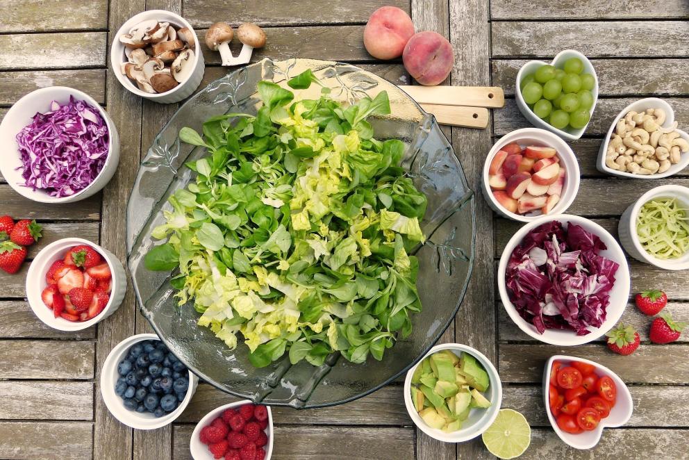 Alimentos para grupos especiales de población imagen de variedad de alimentos vegetales para hacer una ensalada