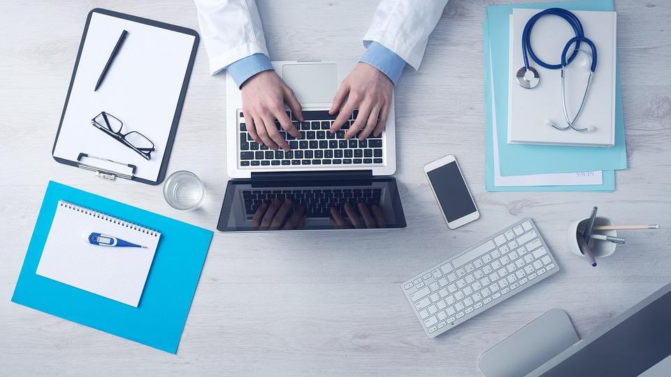 empleo Persona que está escribiendo en un ordenador portátil