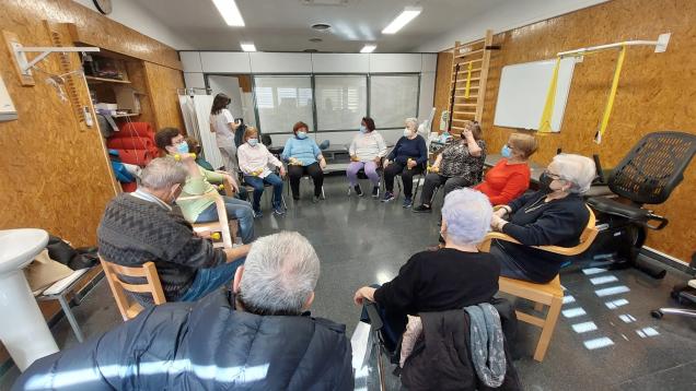 Pacientes diabéticos haciendo ejercicio en un aula 