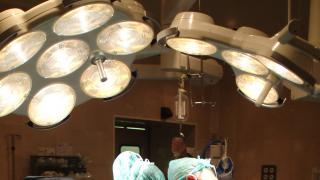 dos cirujanos operando quirófano