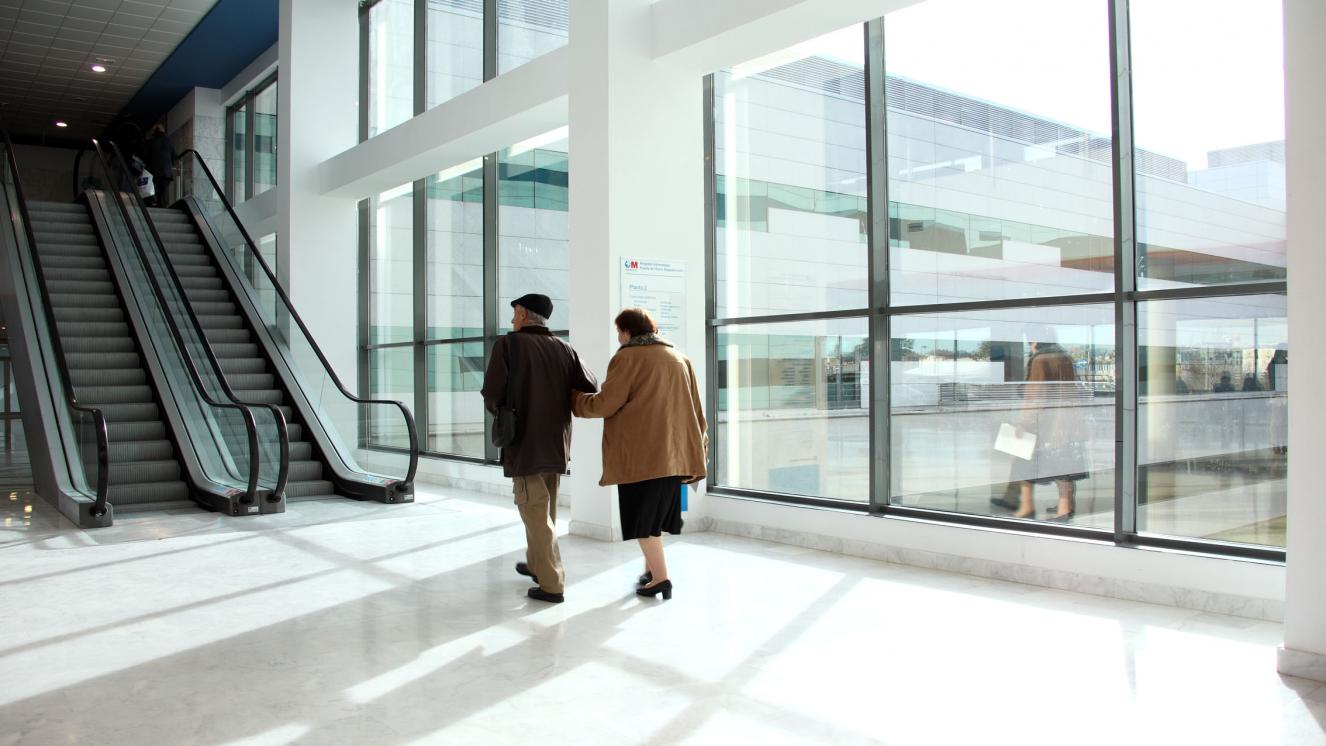 foto vestíbulo Hospital Puerta de Hierrro con escaleras