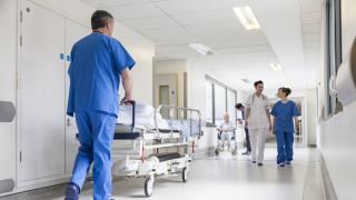 Nosotros personas en un pasillo de hospital