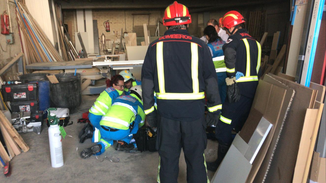 27.06.18. Accidente laboral en Humanes. Un trabajador precipitado desde un tejado a una altura de 6 metros. SUMMA112 traslada muy grave.