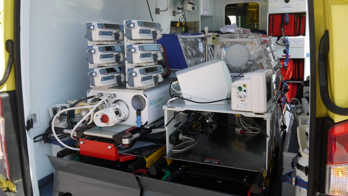 Interior del Vehículo de Transporte Neonatal con los dos modelos de incubadoras con las que cuenta el SUMMA 112