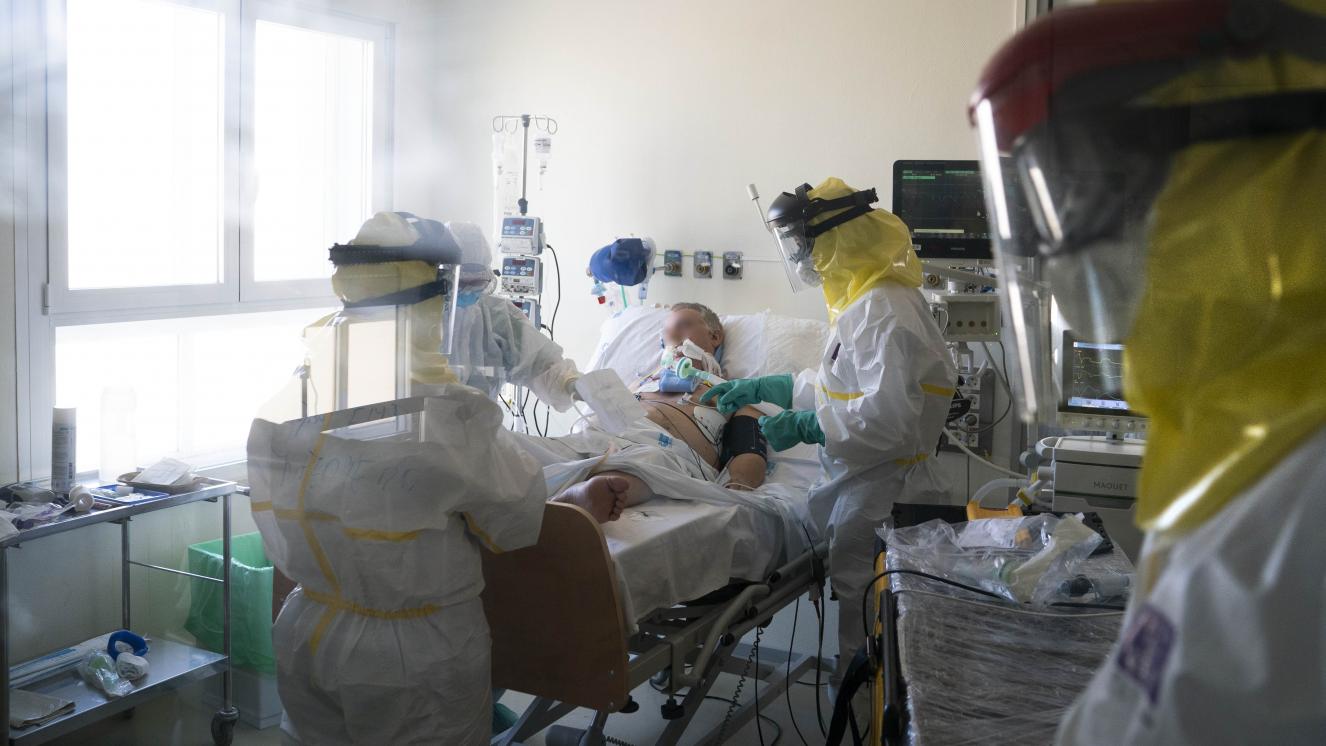 Profesionales del SUMMA 112 preparando al paciente para su traslado