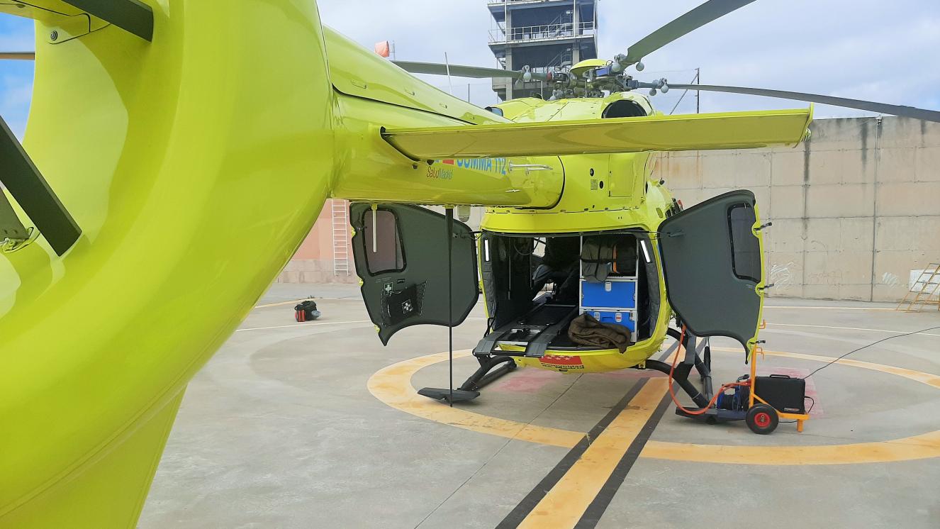 Helicóptero SUMMA 112 (AIRBUS H145) con las puertas de la bodega y acceso de la camilla abiertas