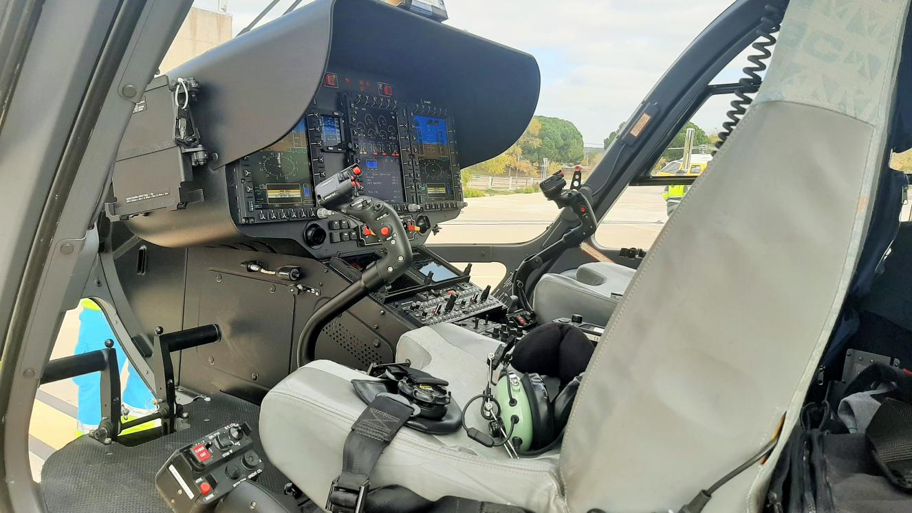 Detalle de la cabina de pilotaje del Helicóptero del SUMMA 112