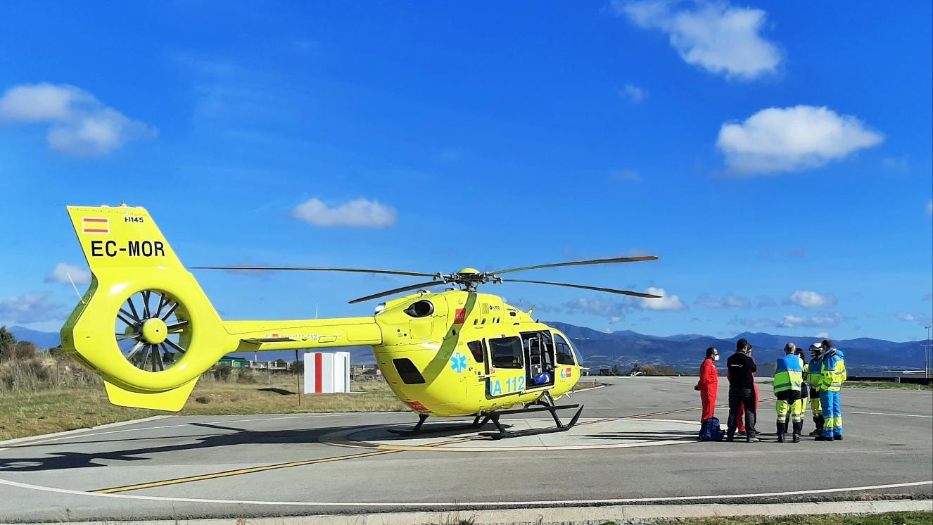 Dotación del Helicóptero del SUMMA 112 con base en Lozoyuela, realizando el debriefing posterior a una intervención con la aeronave