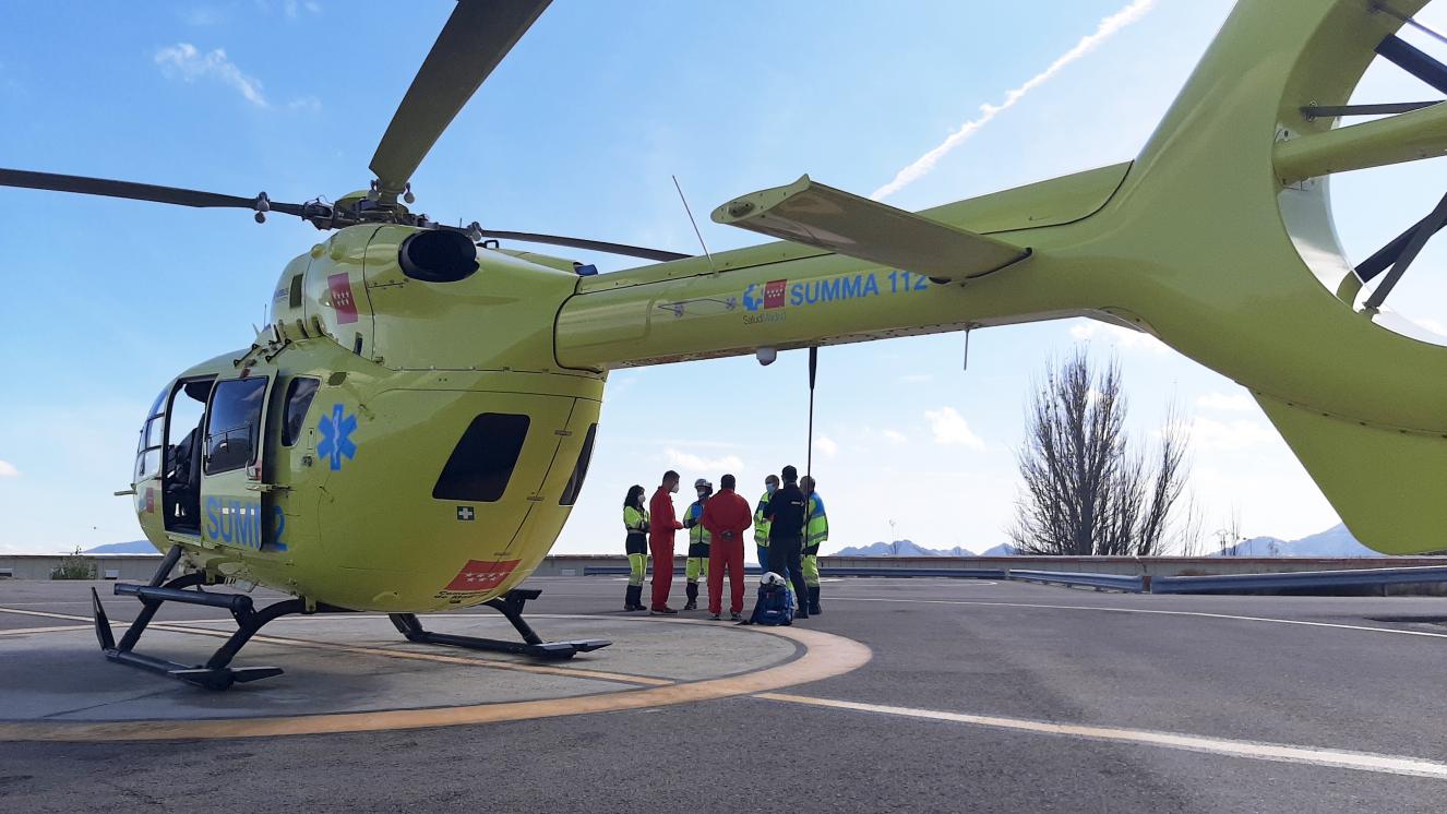 Equipo sanitario del SUMMA 112 y tripulación realizando el debriefing posterior a una intervención en la base de Lozoyuela